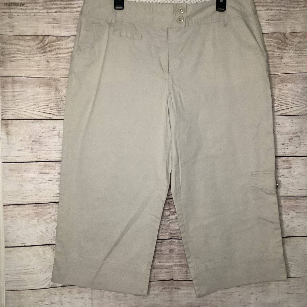 Style & Co beige capri shorts size 14